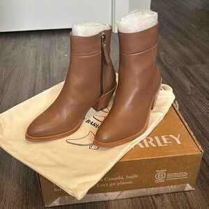 NIB Poppy Barrley Whyte Ave boots